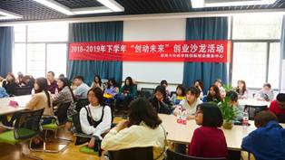 說明:圖片包含 人員, 室內(nèi), 建筑物, 餐桌描述已自動生成