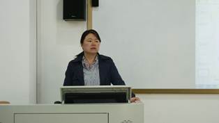 說明:圖片包含 墻壁, 室內(nèi), 婦女描述已自動生成