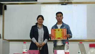 說明:圖片包含 室內(nèi), 墻壁, 人員, 廚房描述已自動生成