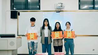 說明:圖片包含 室內(nèi), 人員, 墻壁, 地板描述已自動生成